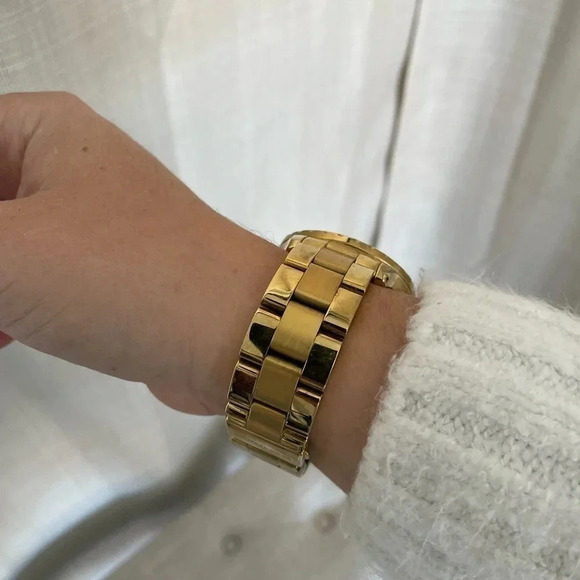 Women's Michael Kors Pearl Shell Watch. - Picture 6 of 7